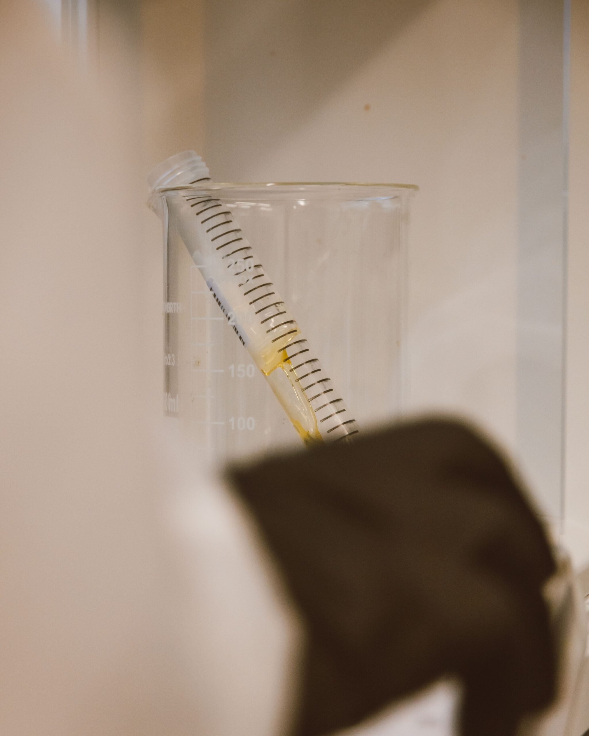Probówka i szkło laboratoryjne wykorzystywane podczas przygotowania próbek