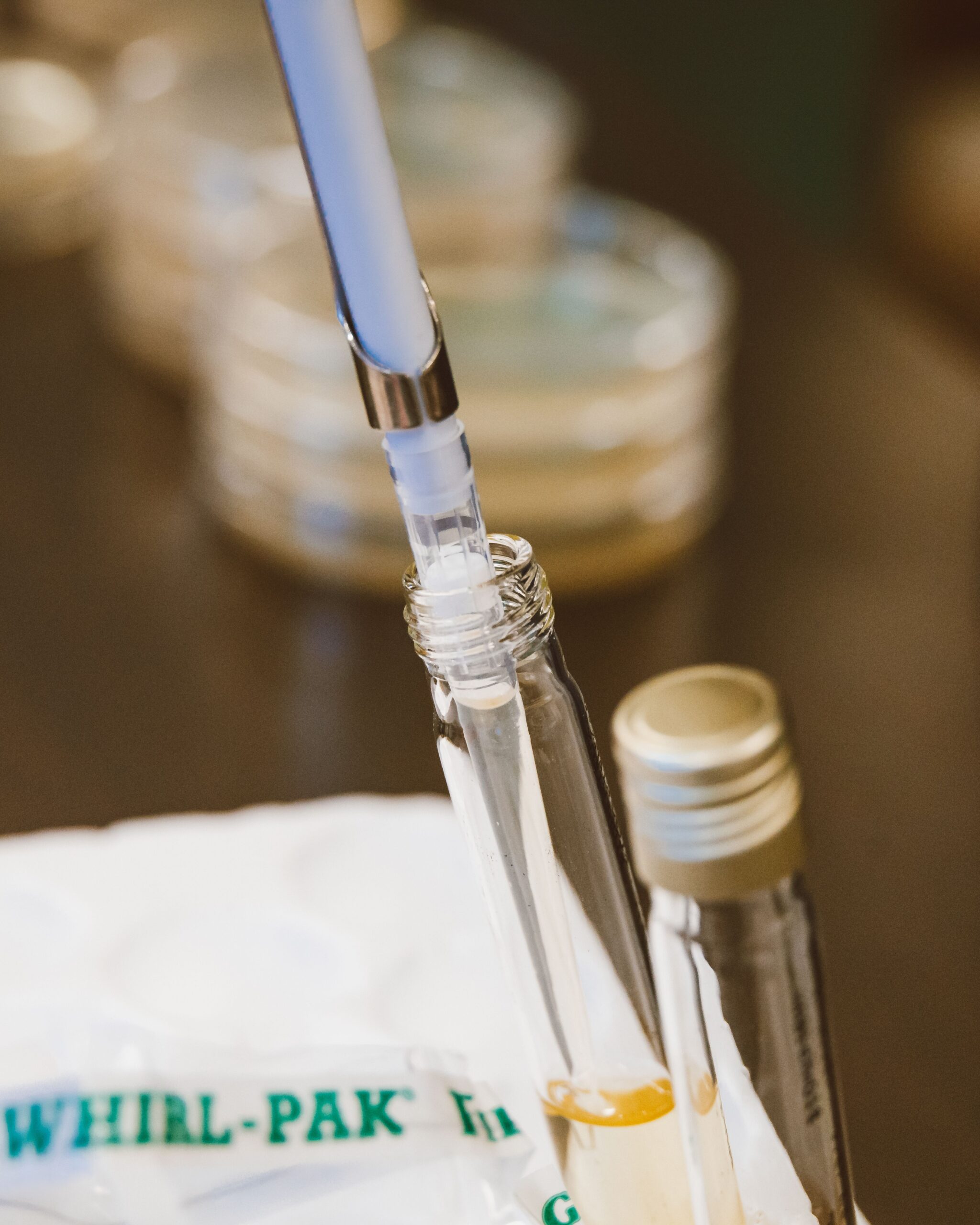 Pipeta i naczynia laboratoryjne używane w analizie próbek